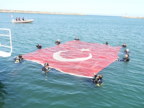 Denizde dev Türk bayrağı açtılar