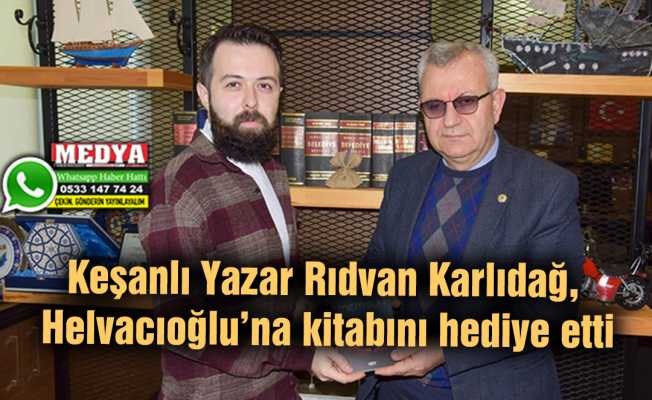 Keşanlı Yazar Rıdvan Karlıdağ, Helvacıoğlu’na kitabını hediye etti