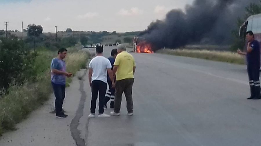 Saat 16.00 sıralarında Dedeağaç'a (Alexandrupolis) bağlı Ferecik yakınlarındaki Manastır Köyünde (Monastiraki Feron Köyü) meydana gelen olayda yıldırım çarpması sonucu bir otobüs yandı. 