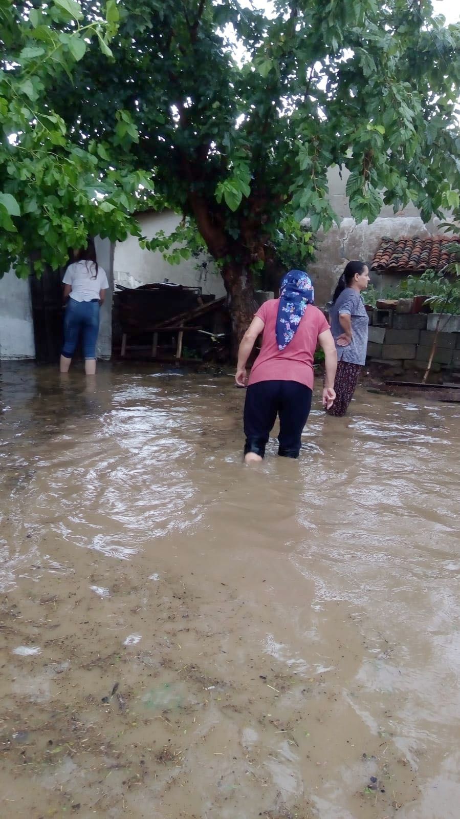 Bahçeköy’de bazı evler sular altında kaldı