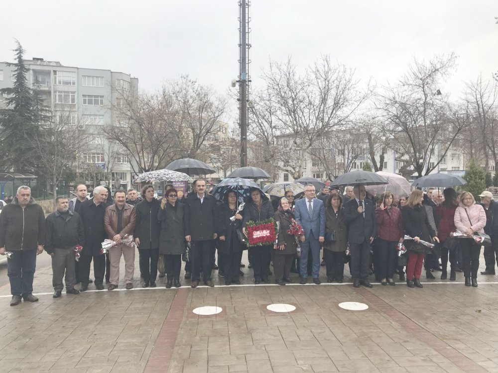CHP'li kadınlar Atatürk Anıtı'na çelenk bıraktı