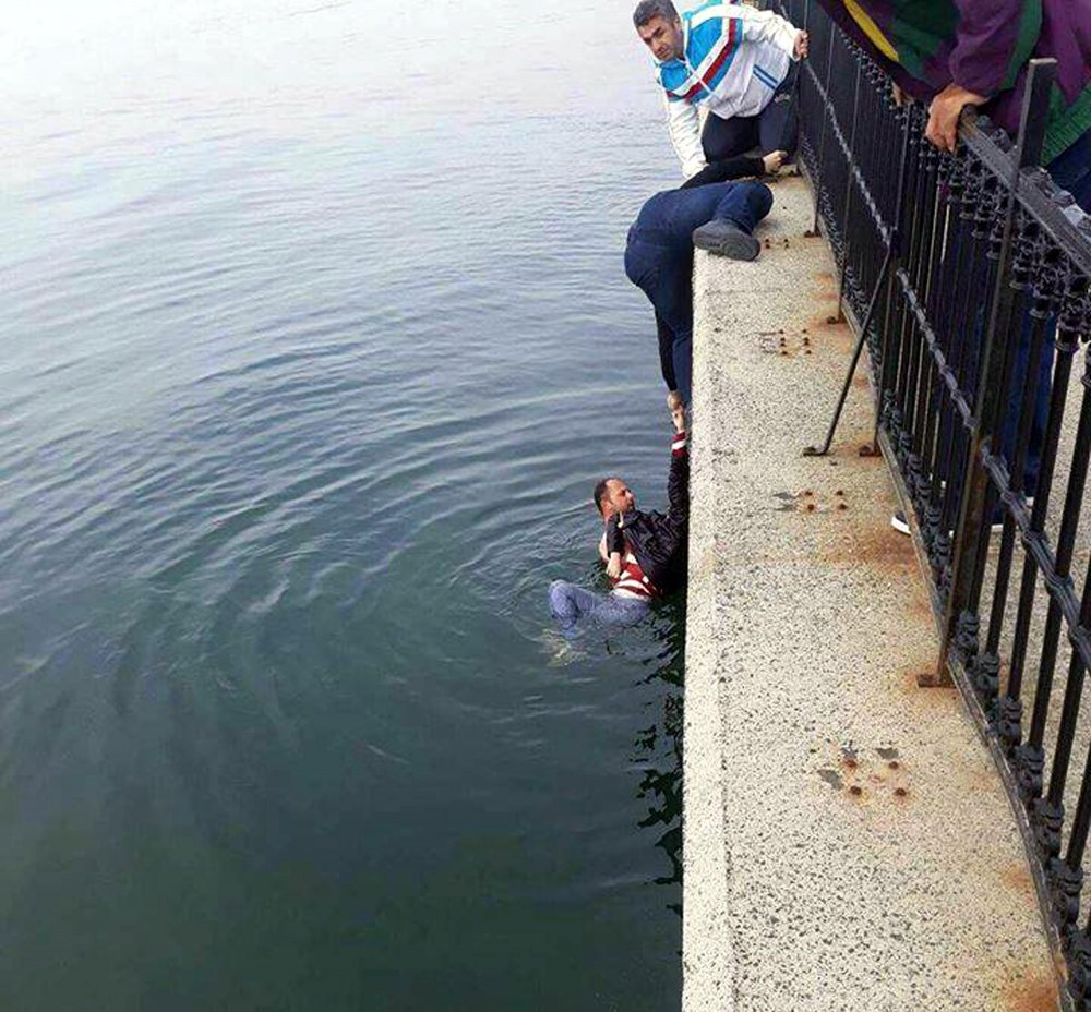 Denize atlayan genç kız son anda kurtarıldı