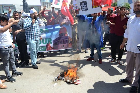 İsrail, eylem ve bayrak yakılarak protesto edildi