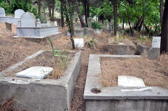 Malkara'da mezar taşlarını kırdılar