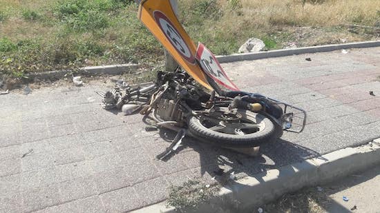 Otomobilin çarptığı motosiklet sürücüsü öldü 