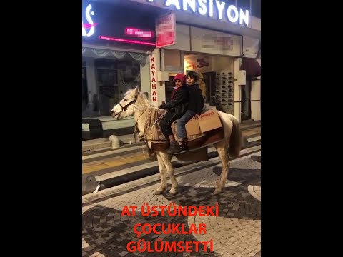 Çarşı merkezinde atla gezen çocuklar gülümsetti