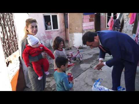 Eğitimci Mustafa Bezbaş, o çocukları sevindirdi